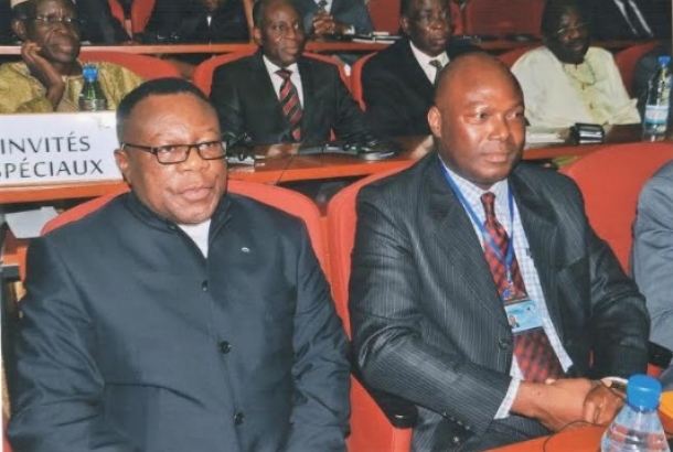 Le S.E avec M. Claude Sinzogan, administrateur principal de programme à l’ACBF, participant au Caucus africain